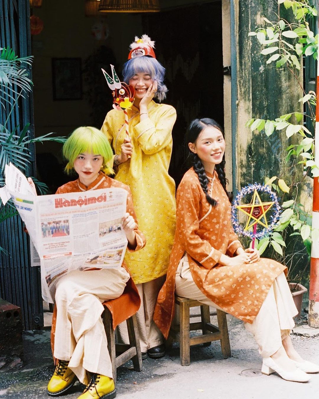 Áo dài khẽ chuyển mình trong gió sớm mai