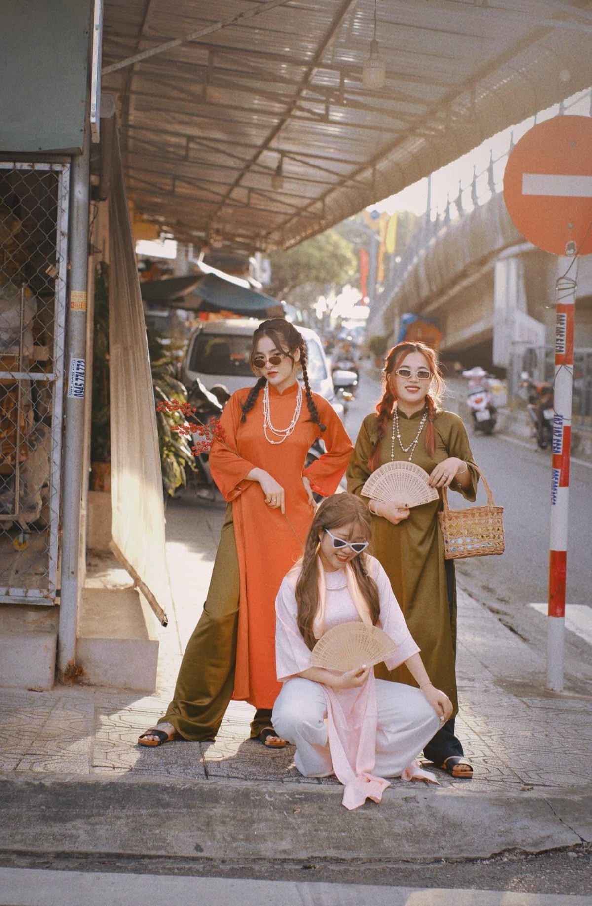 Áo dài mỏng manh nhưng mạnh mẽ