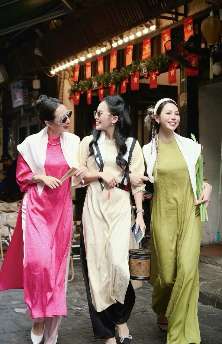 Áo dài nhẹ buông như sương mai vương lại