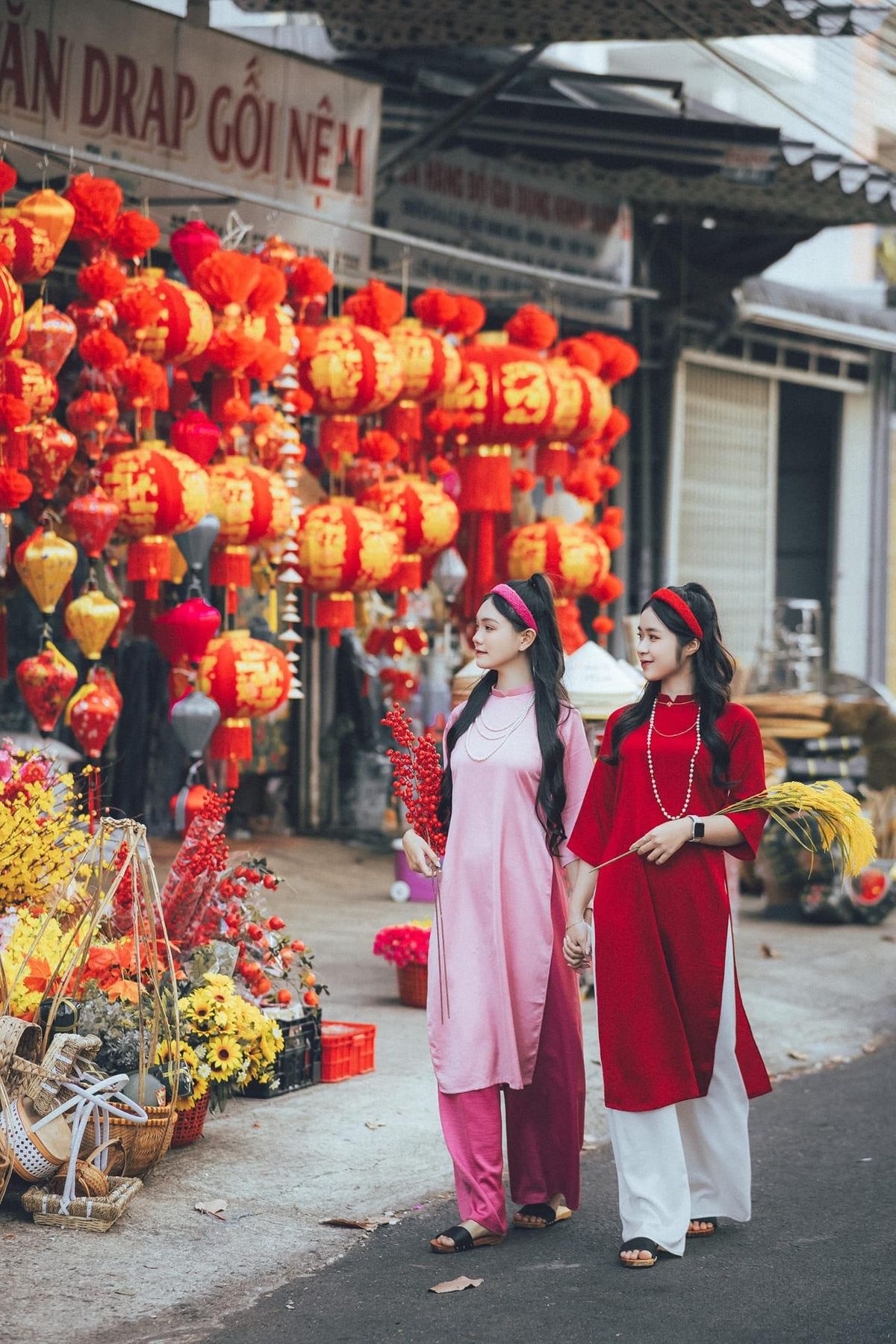 Ánh nắng và nụ cười hòa vào nhau dịu ngọt