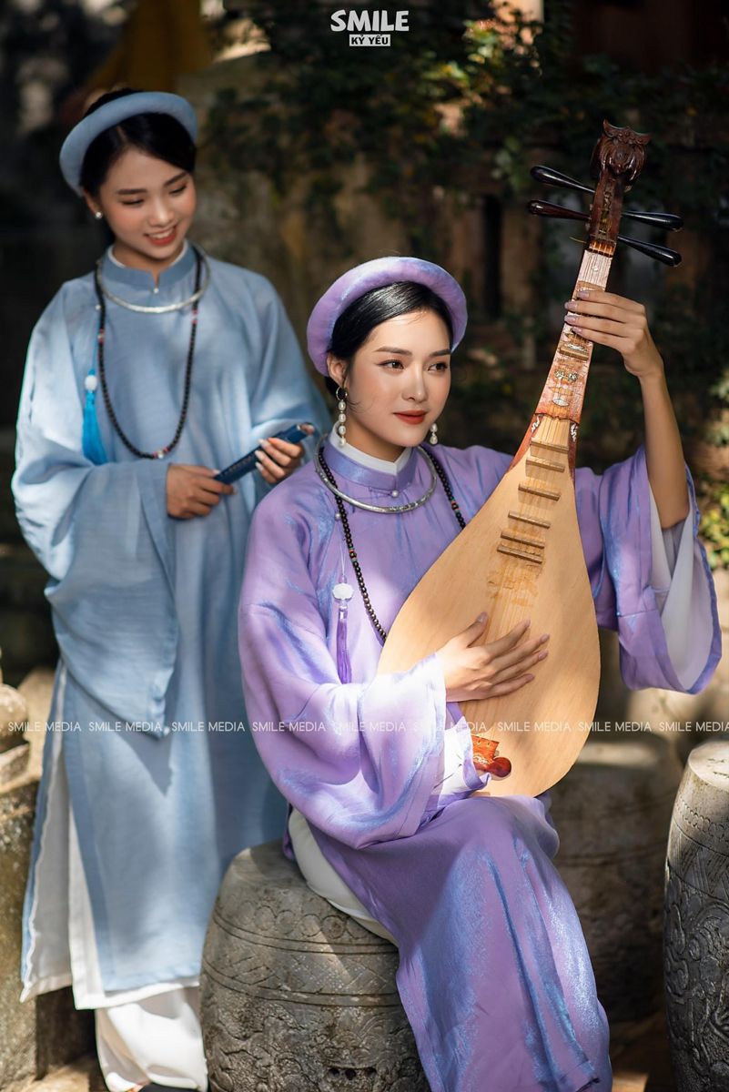 Áo dài chạm nhẹ lên nền ký ức