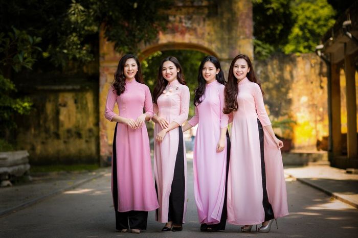 Tạo dáng chụp ảnh đứng nữ áo dài