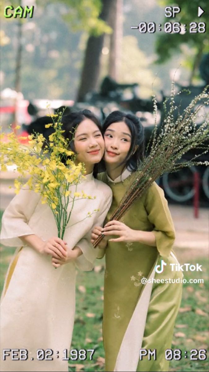 Áo dài chở theo câu chuyện không lời