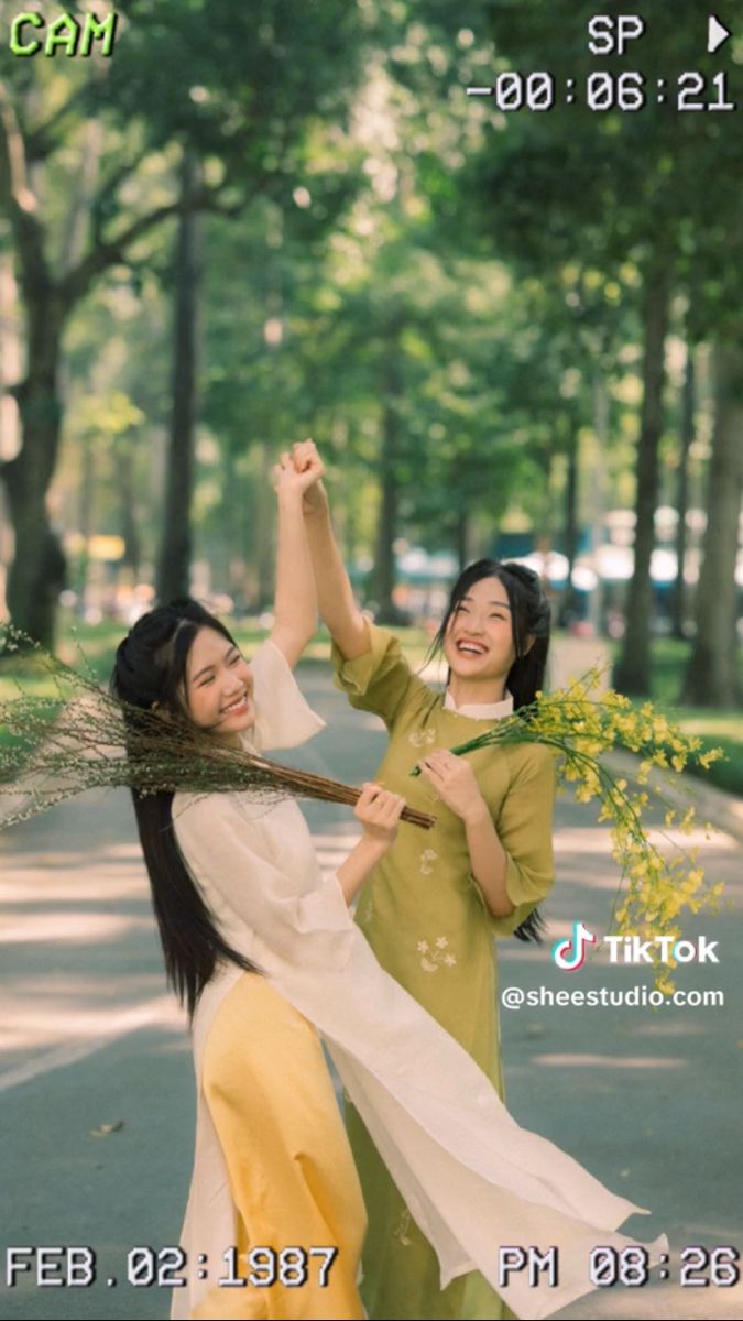 Áo dài hòa mình vào nhịp sống dịu dàng