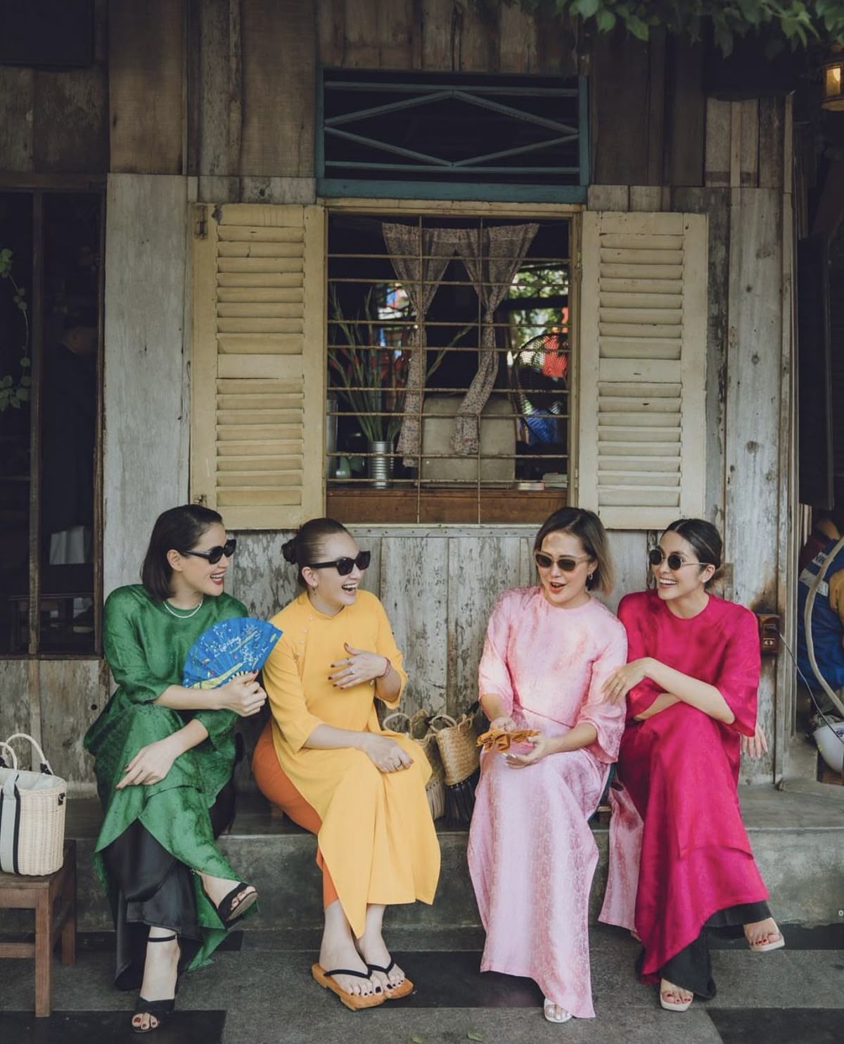 Áo dài khắc họa nét quý phái dịu dàng