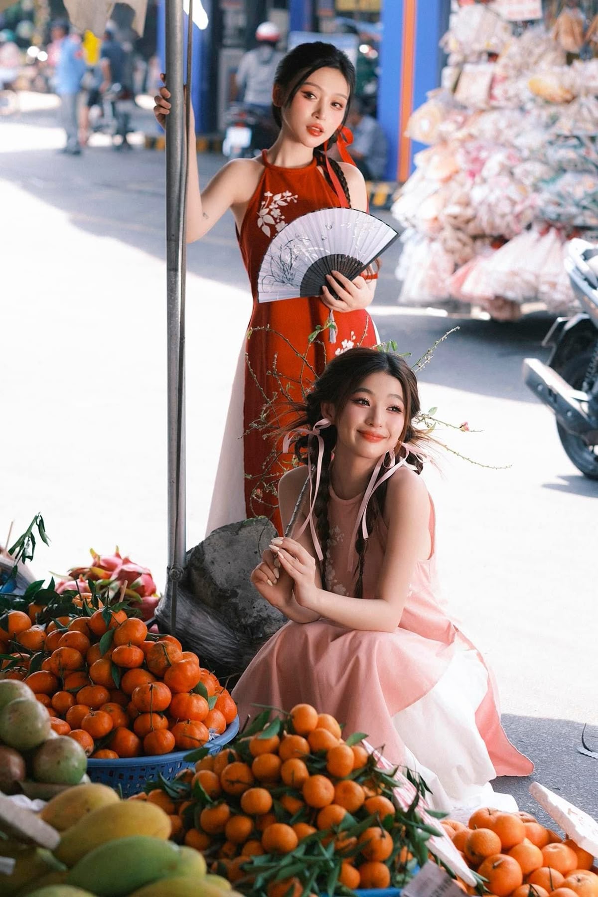 Áo dài khẽ nghiêng trong vòng tay bạn bè