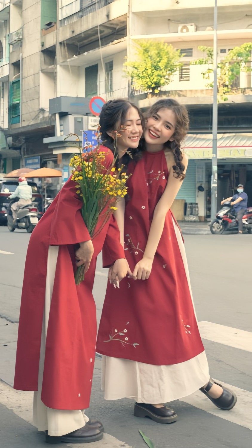 Áo dài mỏng manh trong nắng sớm