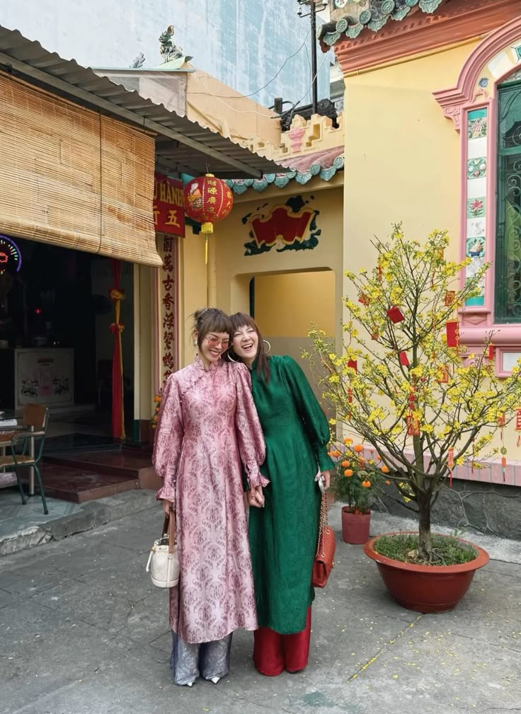 Áo dài nghiêng mình trước gió chiều