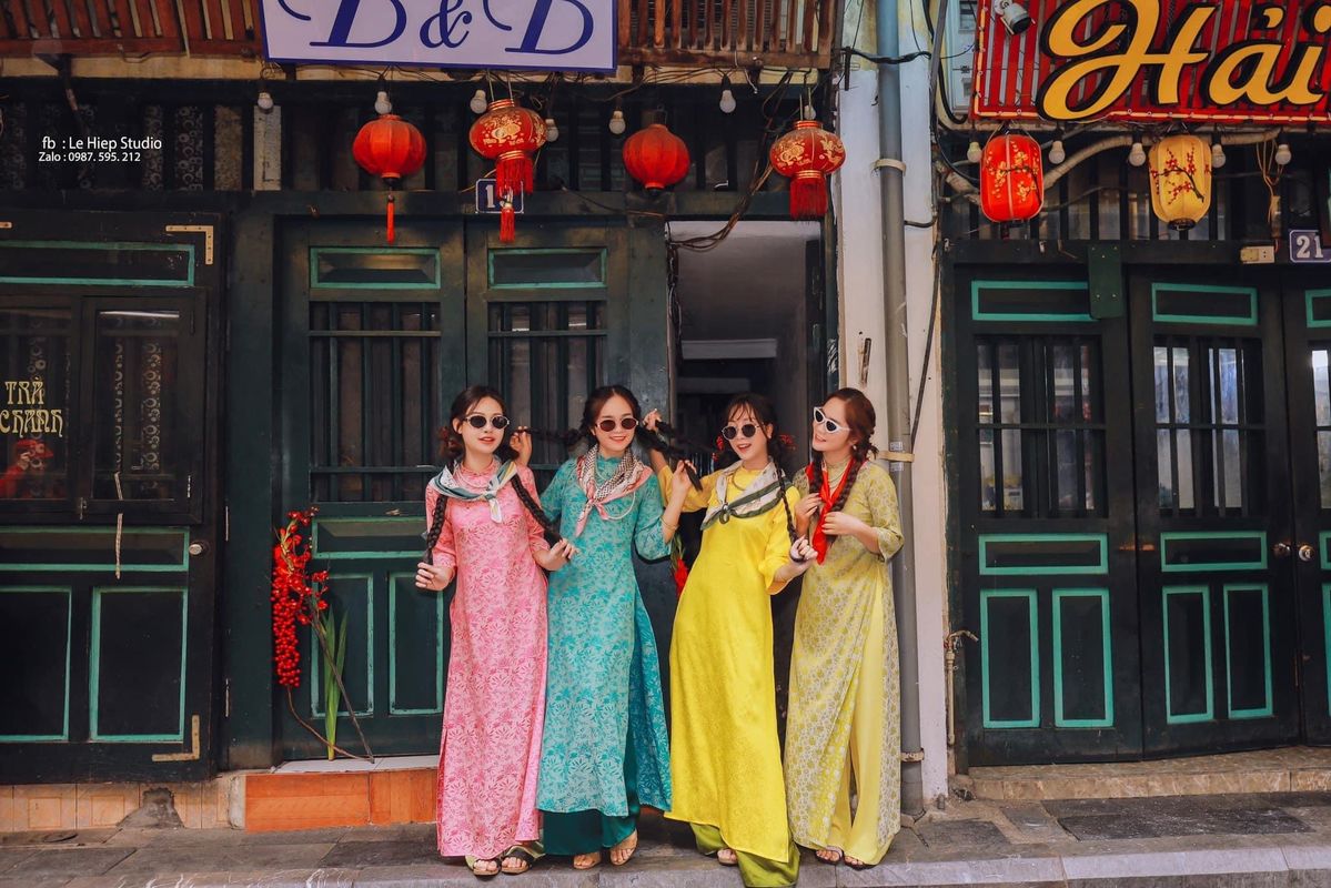 Dáng đứng yên ả như lắng nghe tiếng gió