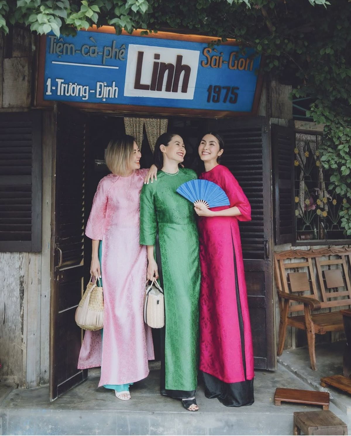 Dáng nghiêng trong chiều mưa nhẹ