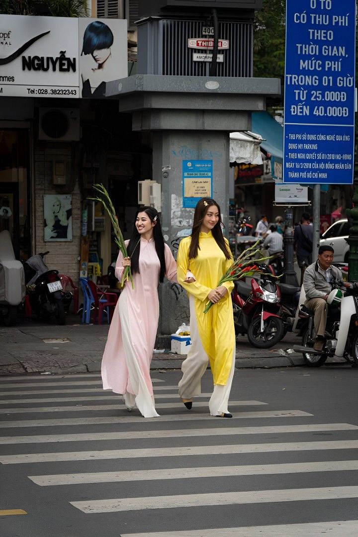 Dáng người nghiêng nhẹ giữa không gian yên tĩnh