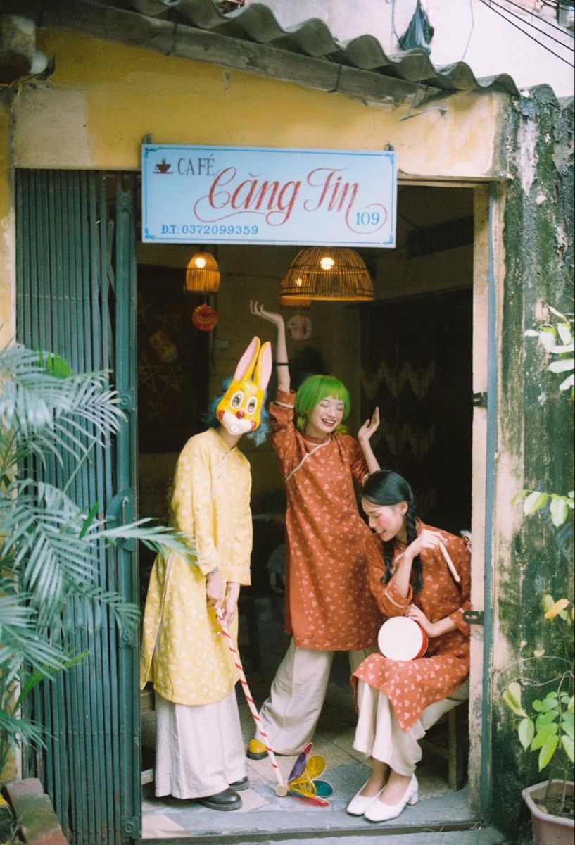 Dáng người thanh tú giữa phố cổ