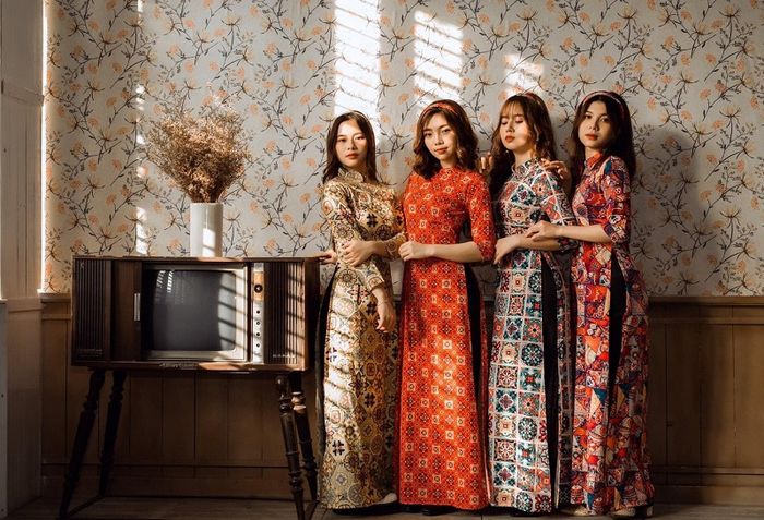 Cách tạo dáng chụp ảnh áo dài nhóm duyên dáng và tự nhiên