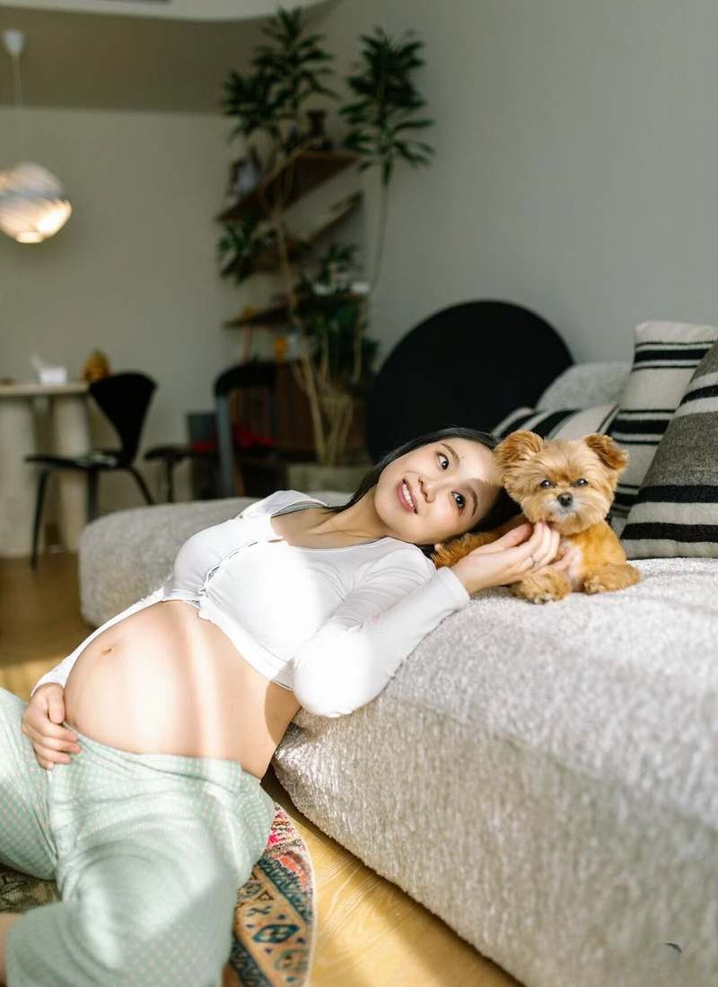 Tự chụp ảnh bầu tại nhà với concept nhẹ nhàng