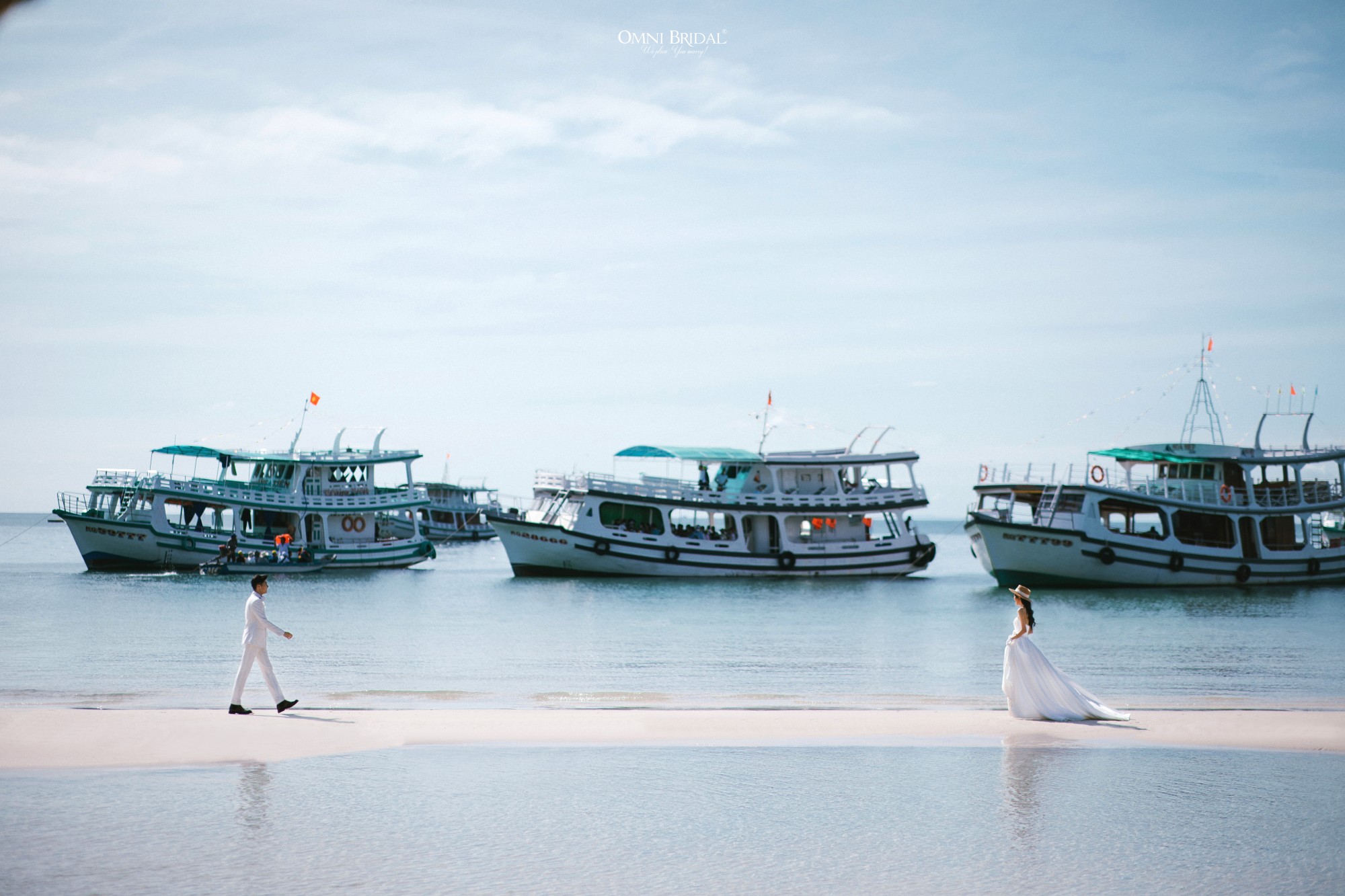 Chụp ảnh cưới mới lạ ở Eo Gió. Ảnh: Omni Bridal