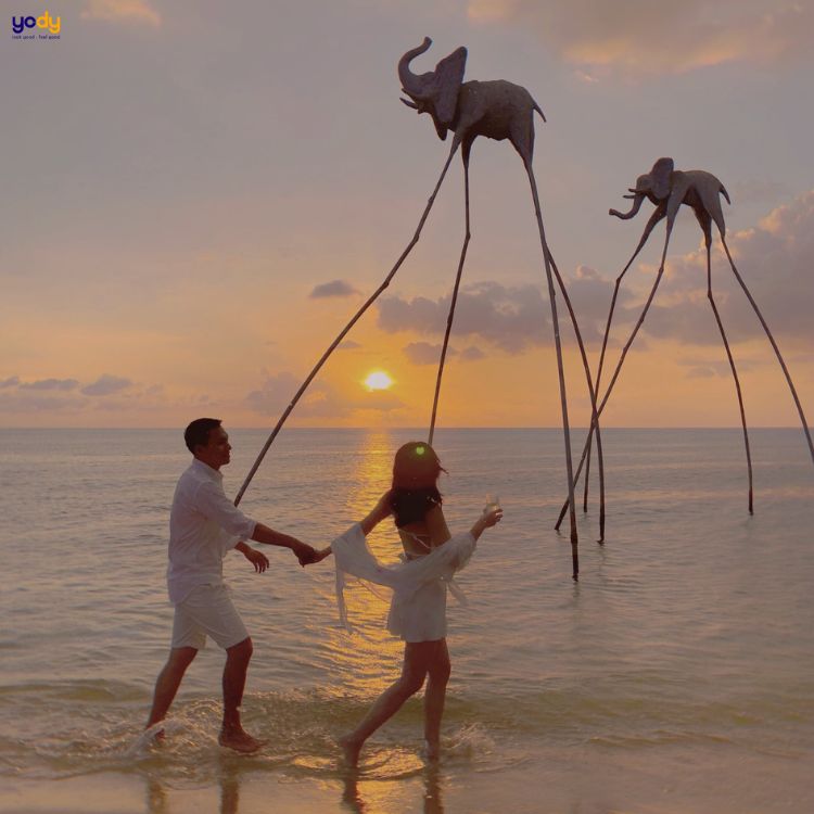 Cặp đôi tạo dáng chụp ảnh bãi biển 