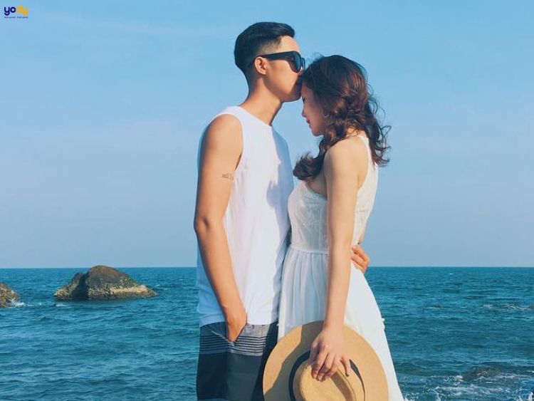 Cặp đôi tạo dáng chụp ảnh bãi biển 