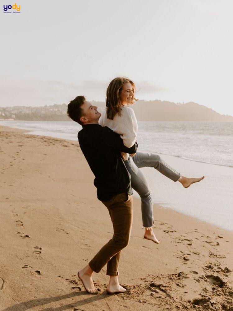 Cặp đôi tạo dáng chụp ảnh bãi biển 