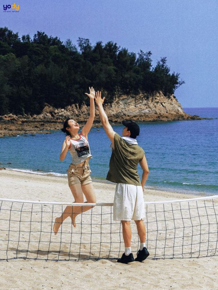 Cặp đôi tạo dáng chụp ảnh bãi biển 