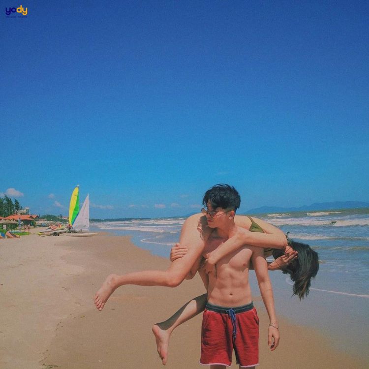 Cặp đôi tạo dáng chụp ảnh bãi biển 