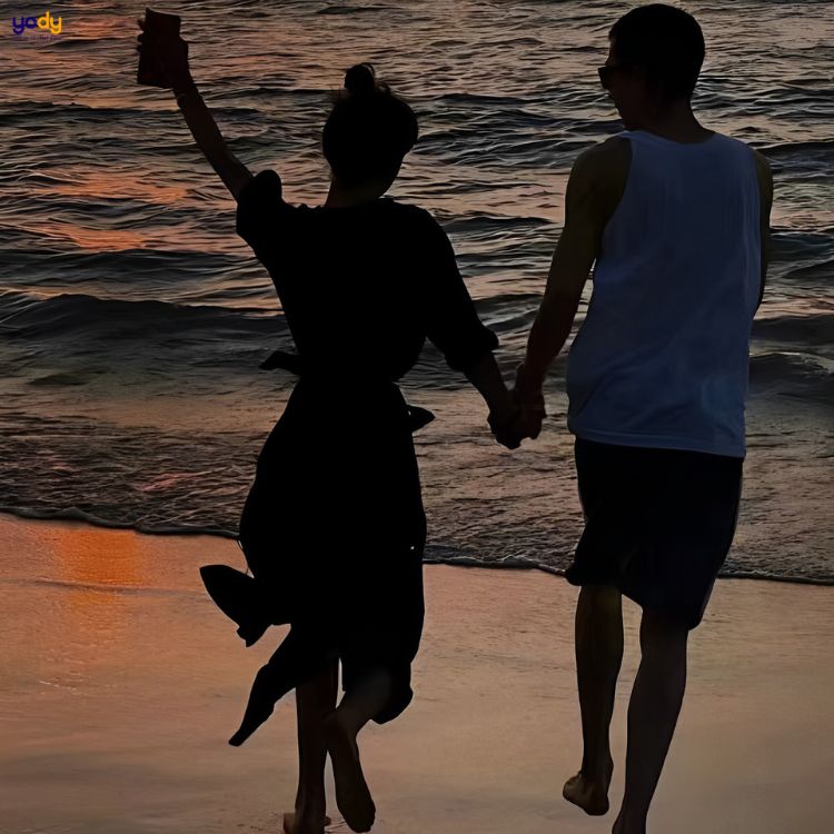 Cặp đôi tạo dáng chụp ảnh bãi biển 