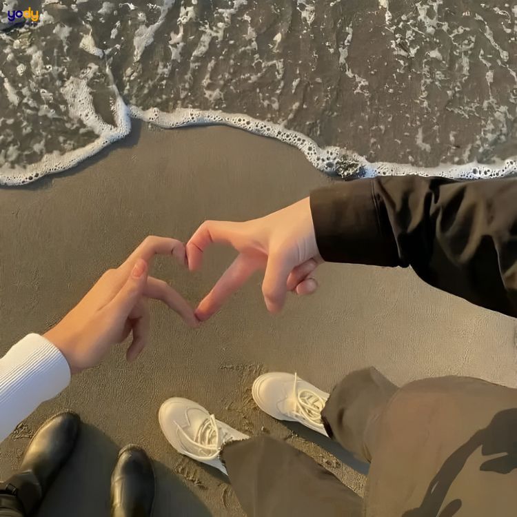 Cặp đôi tạo dáng chụp ảnh bãi biển 