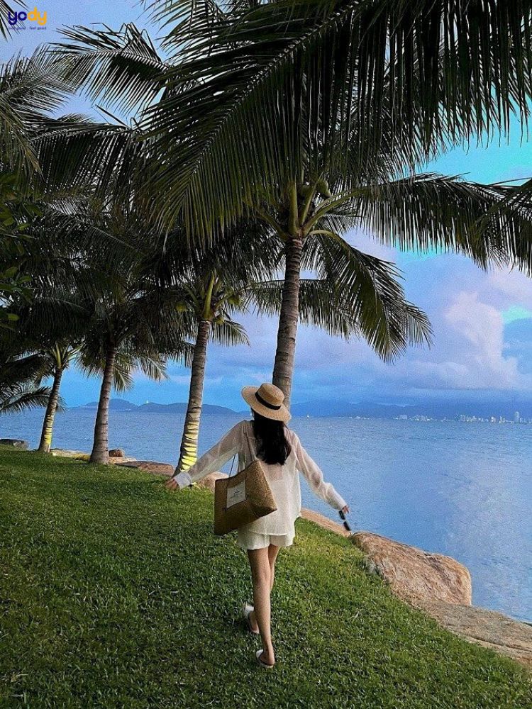 Tạo dáng chụp ảnh bãi biển khi đi dạo