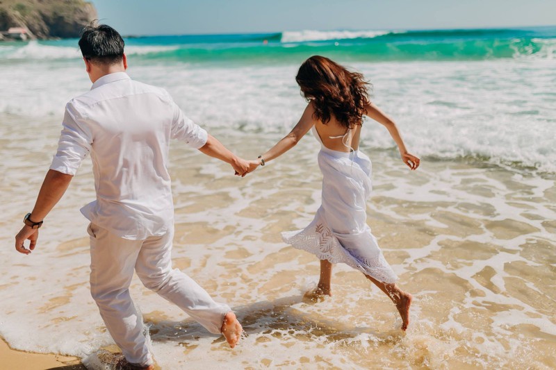 chụp ảnh couple khi đi biển