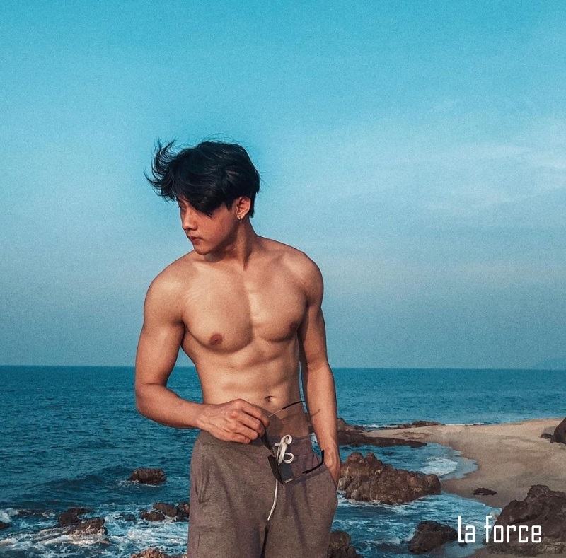 tạo dáng chụp ảnh đi biển cho nam