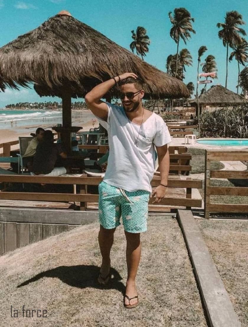 Tạo dáng chụp ảnh nam đi biển