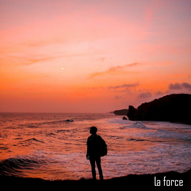 tạo dáng quay lưng ngắm biển