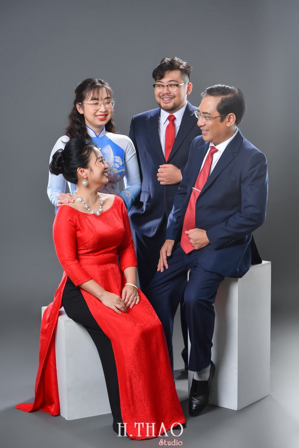 Anh gia dinh 4 nguoi 7 min - #45 Cách tạo dáng chụp ảnh gia đình 4 người ấn tượng nhất - HThao Studio