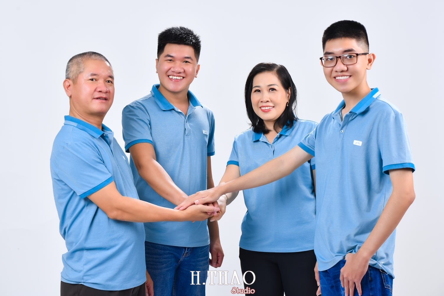 Anh gia dinh 21 min - #45 Cách tạo dáng chụp ảnh gia đình 4 người ấn tượng nhất - HThao Studio