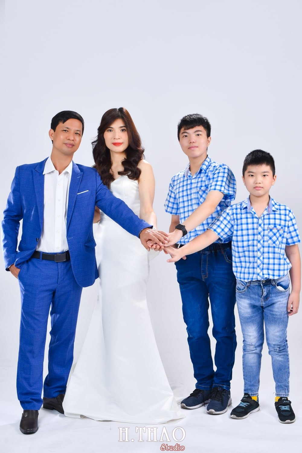 Anh gia dinh 4 nguoi 7 min - #45 Cách tạo dáng chụp ảnh gia đình 4 người ấn tượng nhất - HThao Studio