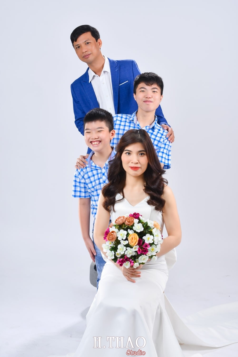 Anh gia dinh 4 nguoi 4 min - #45 Cách tạo dáng chụp ảnh gia đình 4 người ấn tượng nhất - HThao Studio