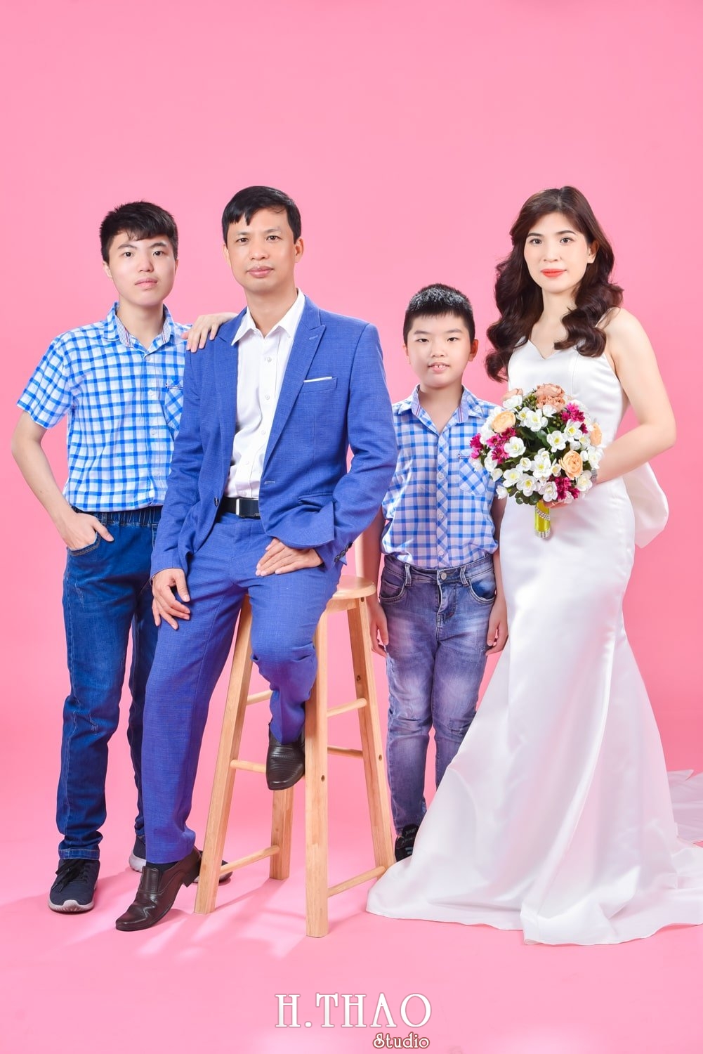 Anh gia dinh 4 nguoi 14 min - #45 Cách tạo dáng chụp ảnh gia đình 4 người ấn tượng nhất - HThao Studio