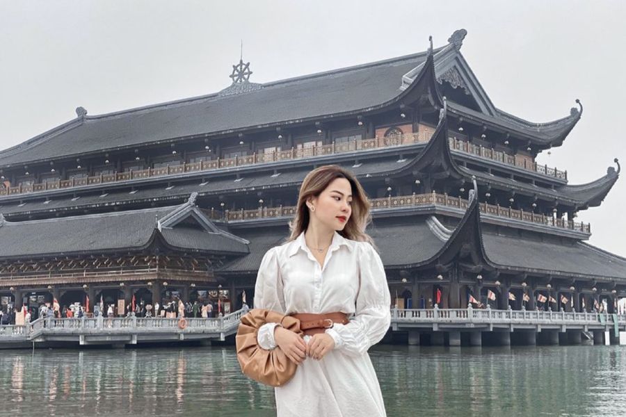 tạo dáng chụp góc rộng bao quát chùa