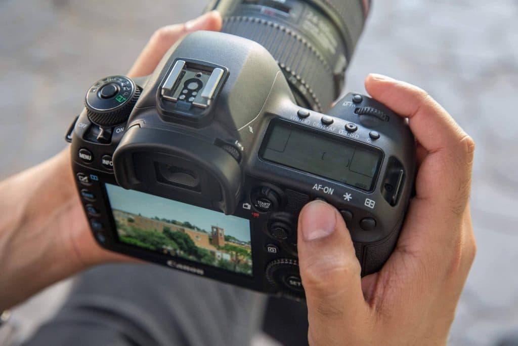 40+ cách tạo dáng chụp hình tết với áo dài cách tân đẹp lạ