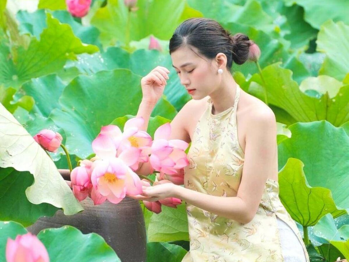 hình chụp hoa sen vintage mặc áo yếm