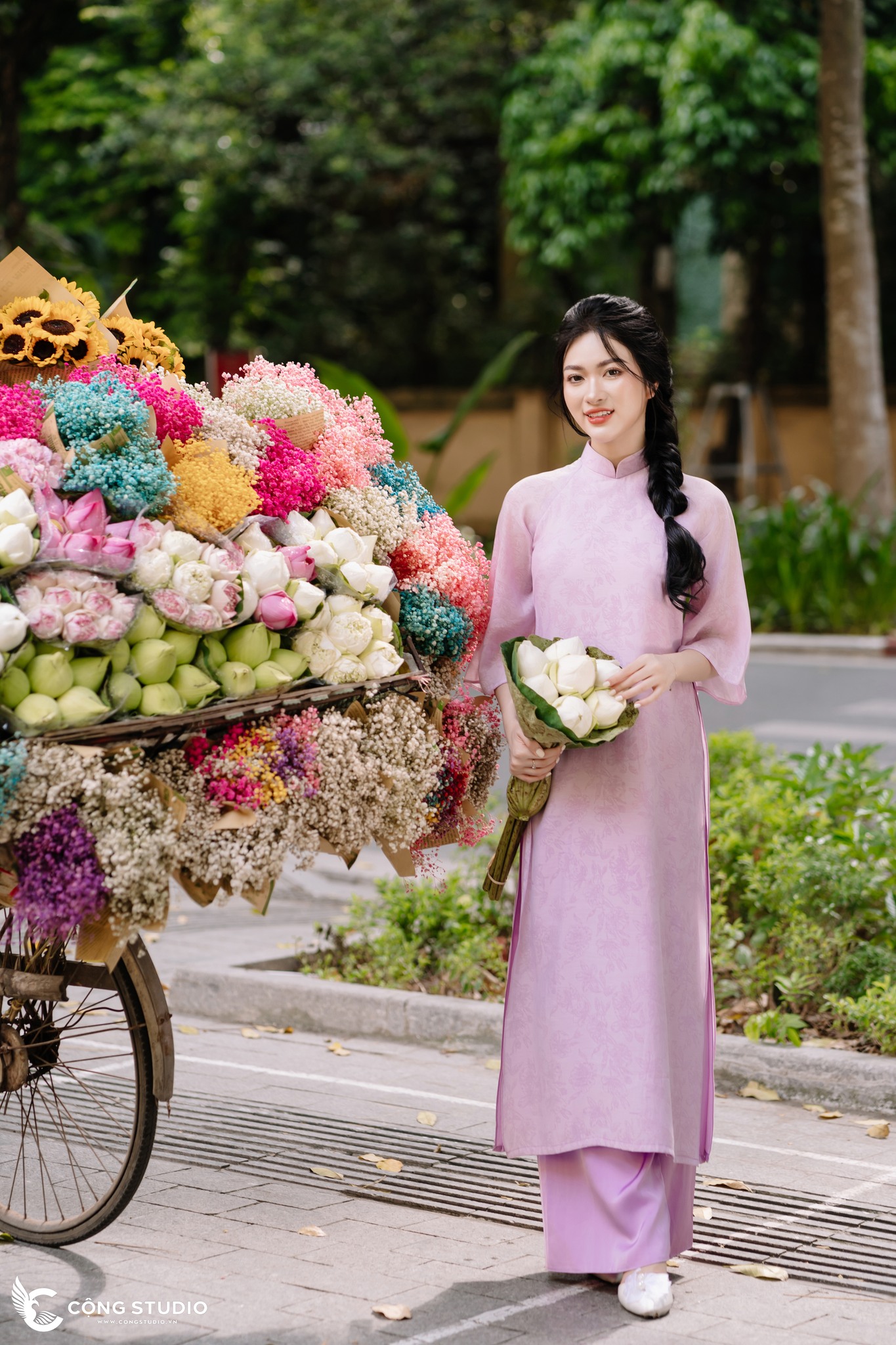 mẫu chụp ảnh ôm hoa sen đẹp