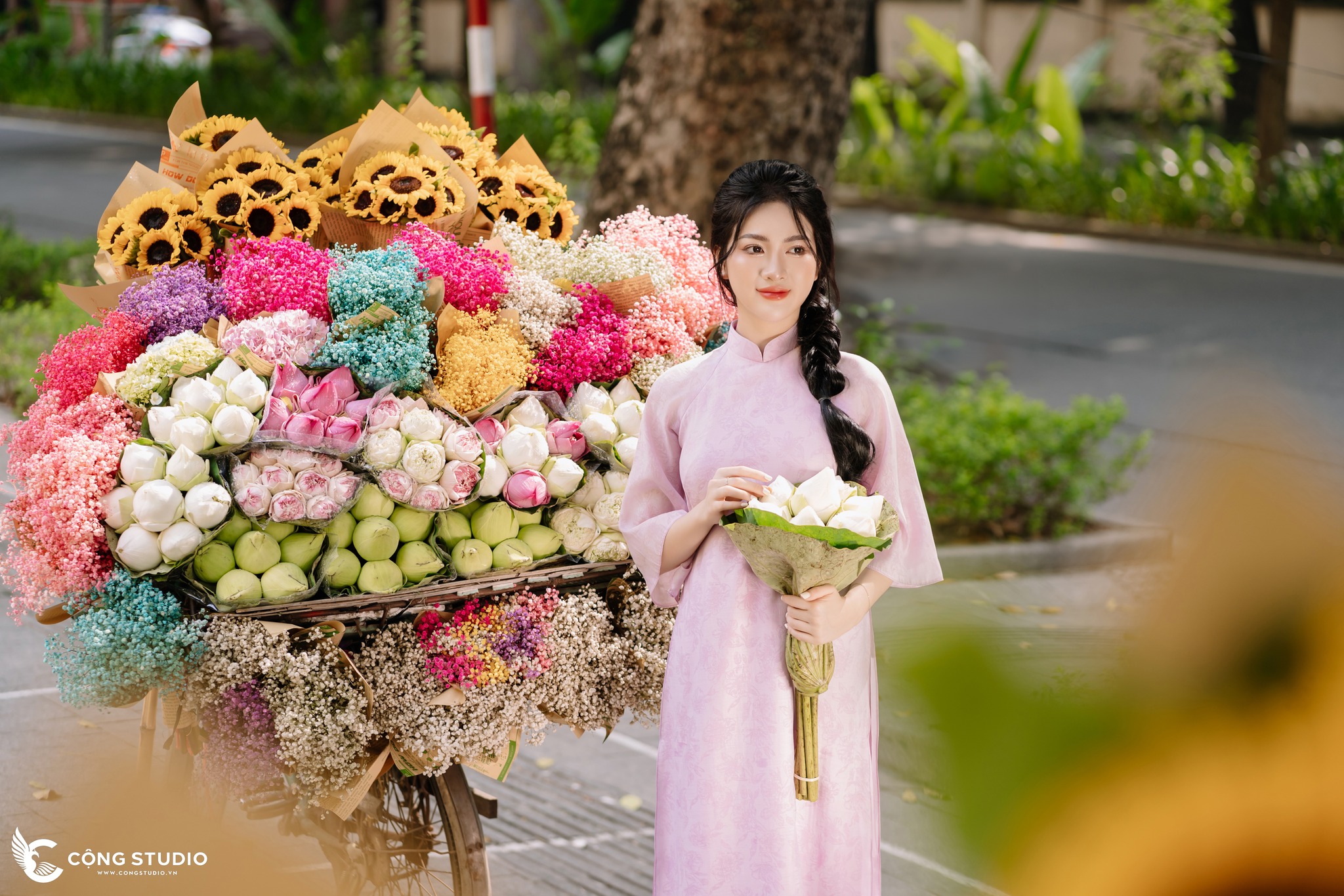 chụp ảnh với bó hoa sen