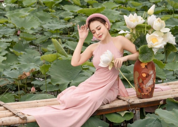 hình chụp cùng hoa sen vintage