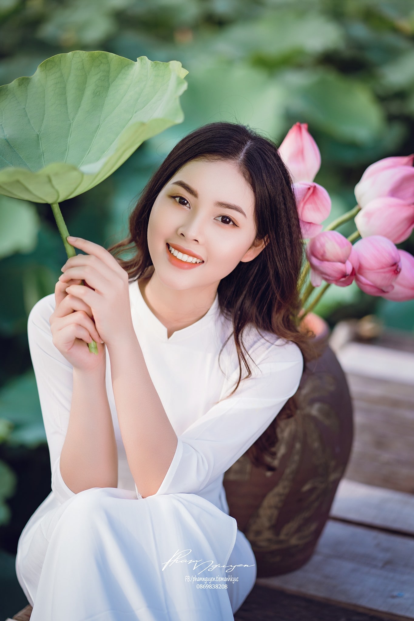 áo dài hoa sen thu hút