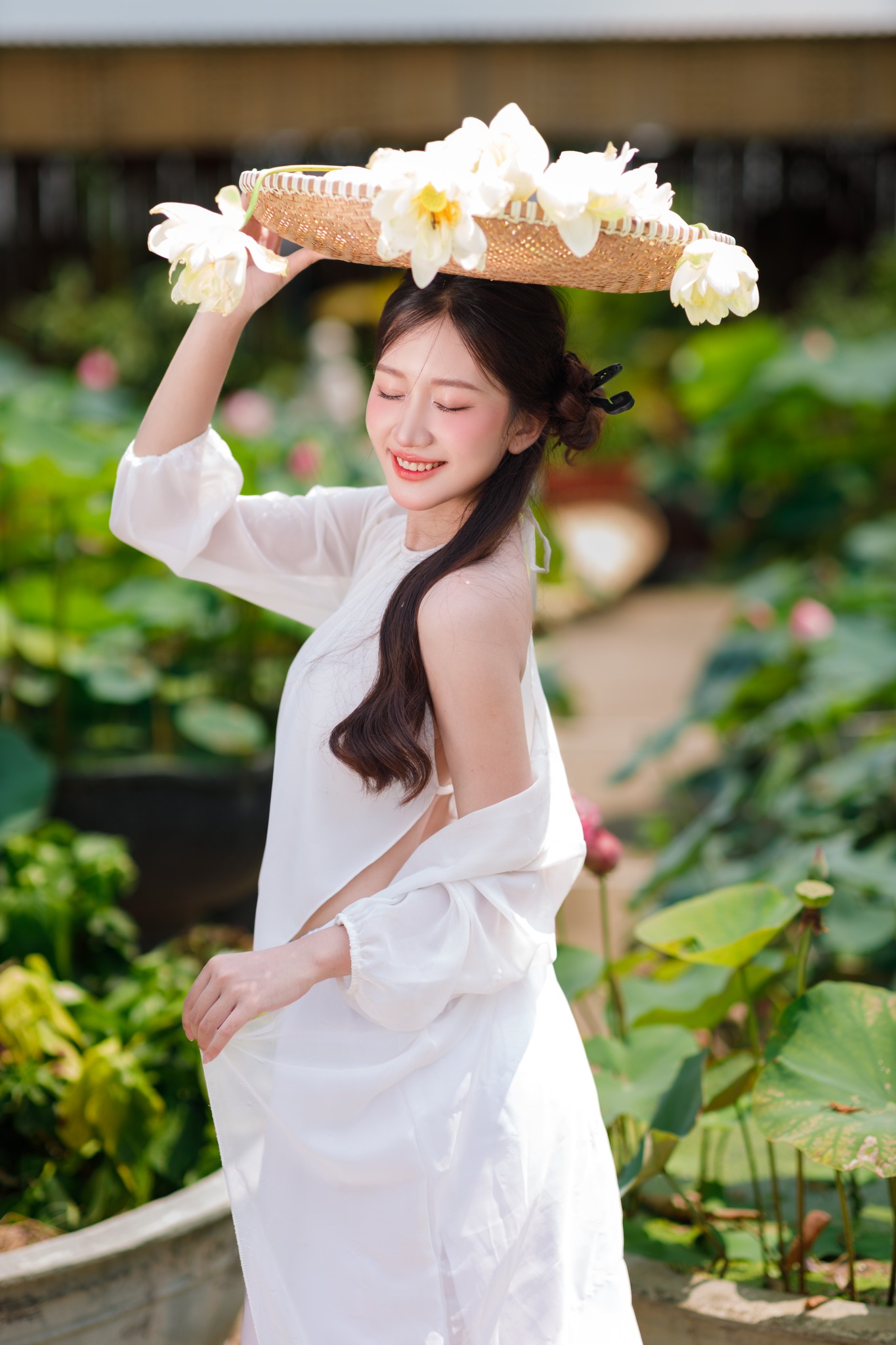 Ý tưởng chụp hình tạo dáng với hoa sen