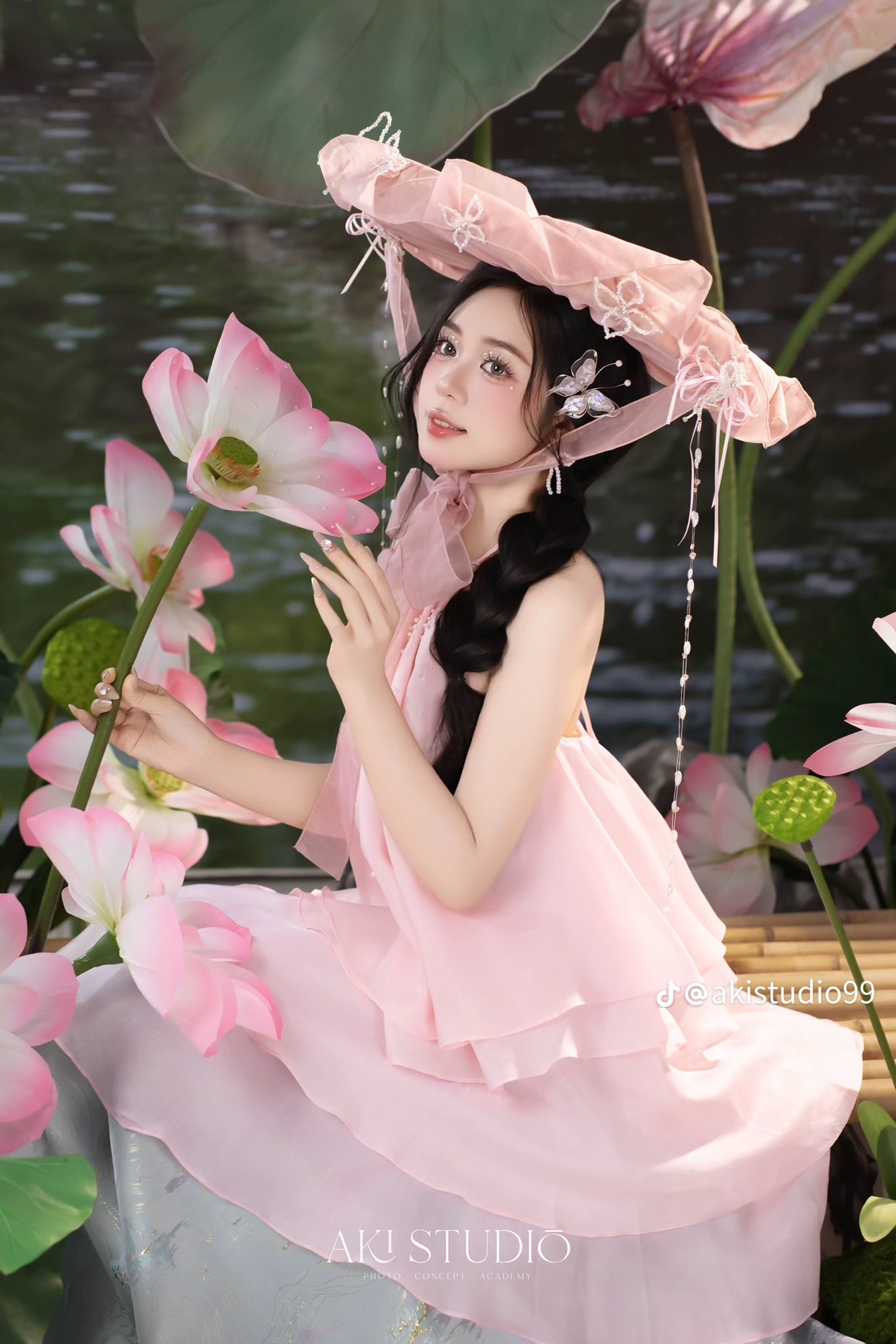 Mỹ nữ chụp ảnh nghệ thuật với hoa sen