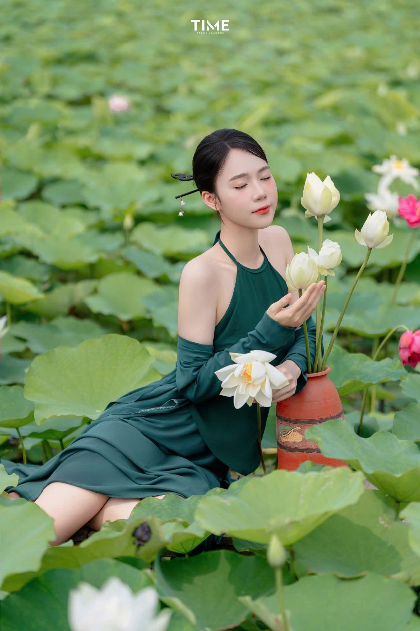 Dáng chụp bên hồ sen quyến rũ nhất