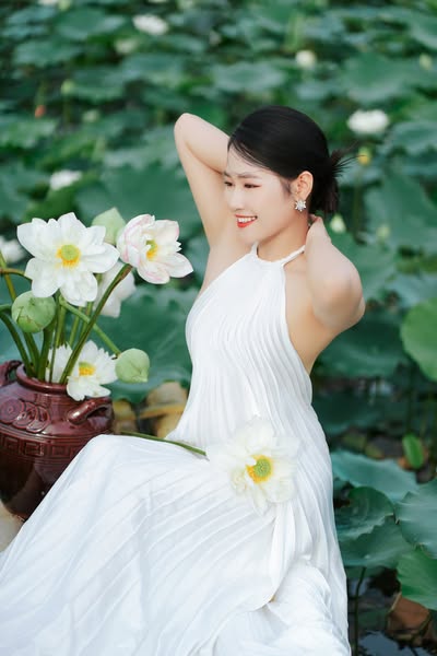 chụp hoa sen với váy yếm cách tân