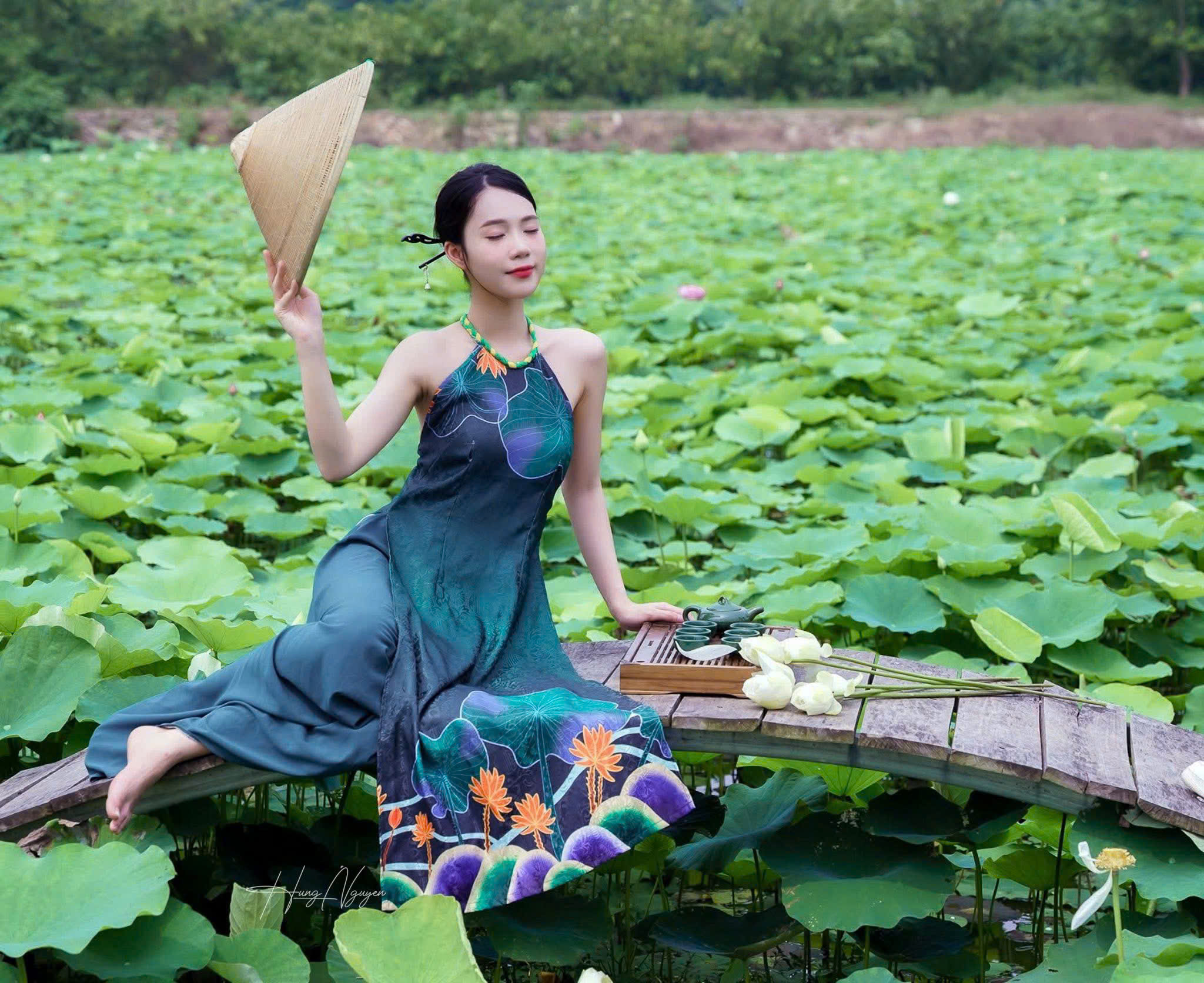 Chụp hình với hoa sen đẹp nổi bật, ấn tượng