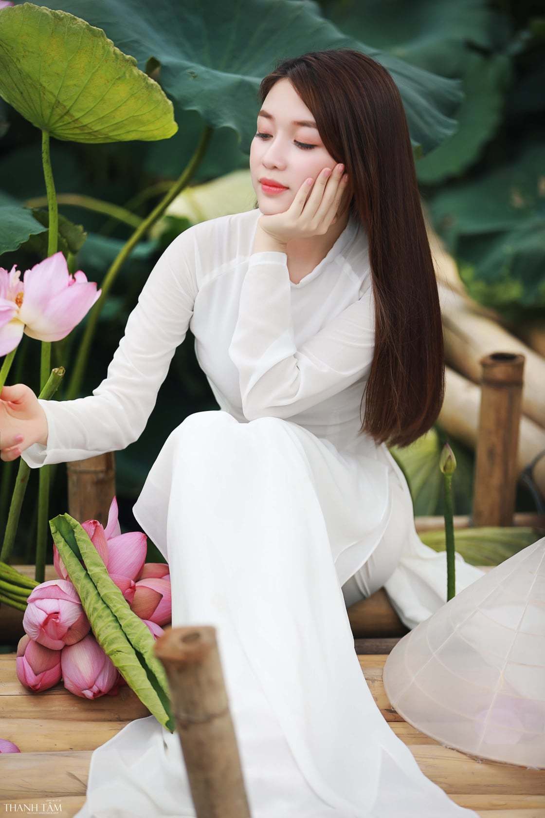 hình áo dài chụp cùng hoa sen