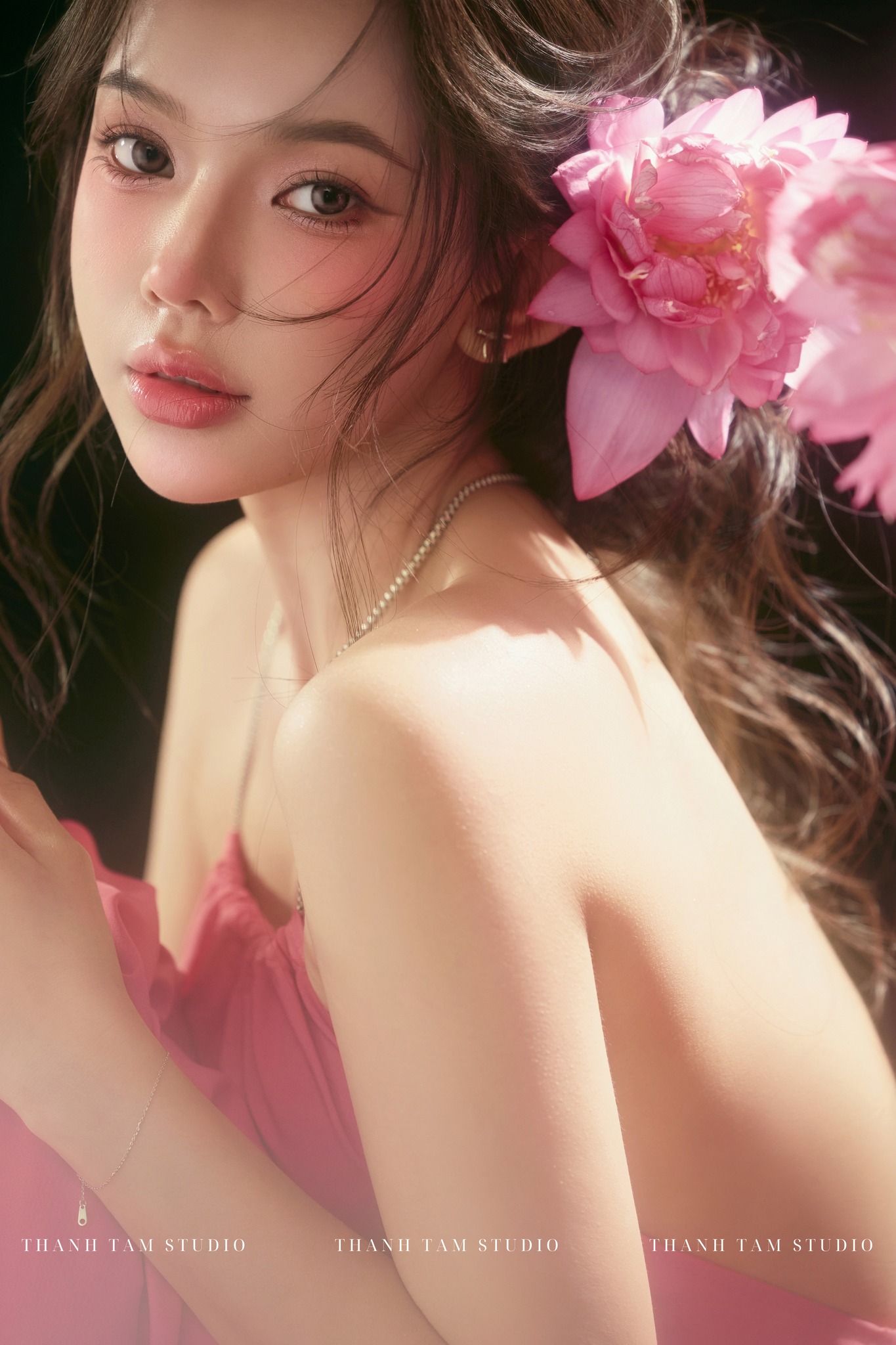 chụp ảnh hoa sen gắn tóc